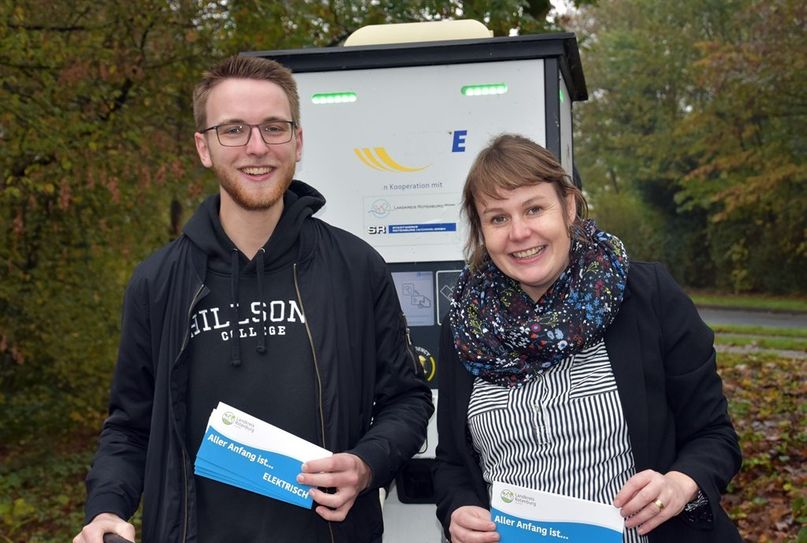 Tobias Friedrichsen und Dr. Meike Düspohl vor der Ladesäule am Rotenburger Kreishaus.  Foto: eb