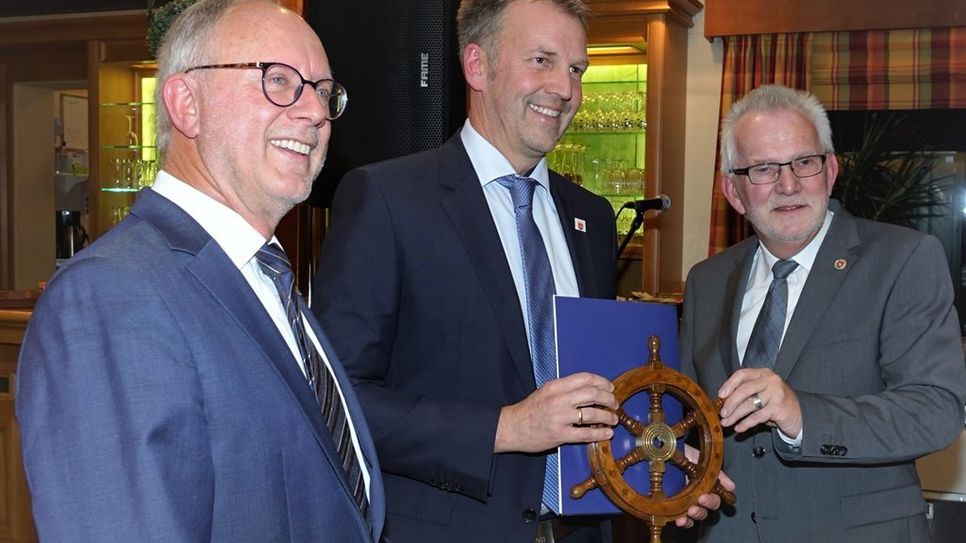 Ein neuer Kapitän gibt den Kurs im Beverstedter Rathaus an. Ulf Voigts übereichte Bürgermeister Guido Dieckmann ein Schiffssteuerrad.  Foto: khe