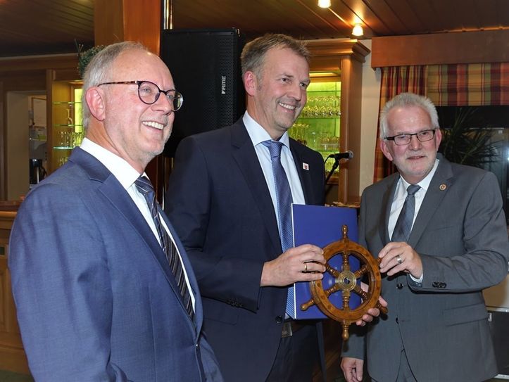 Ein neuer Kapitän gibt den Kurs im Beverstedter Rathaus an. Ulf Voigts übereichte Bürgermeister Guido Dieckmann ein Schiffssteuerrad.  Foto: khe