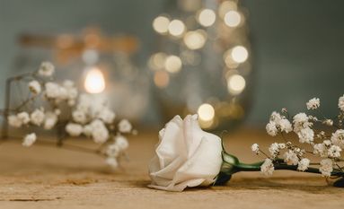 In persönlicher Atmosphäre einen letzten Gruß an den Verstorbenen richten, das können Angehörige in Abschiedsräumen. Auch Bestatter bieten diese zunehmend an. Foto: AdobeStock/sc Fotografie