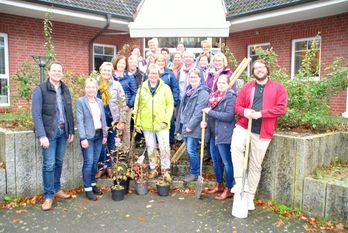 Von links: Pastor Marco Müller und Kreislandfrauenvorsitzende Marita Ropers freuten sich über die Möglichkeit, bienenfreundliche Pflanzen bei der FuB ansiedeln zu können. Foto: eb