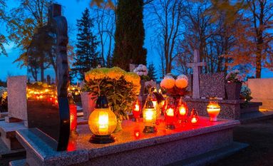 Oftmals fehlt das Geld, um historische und sehr alte Grabmale zu erhalten. Patenschaften können helfen, diese Zeitzeugen zu überdauern. Foto: Fotolia/Gerisch