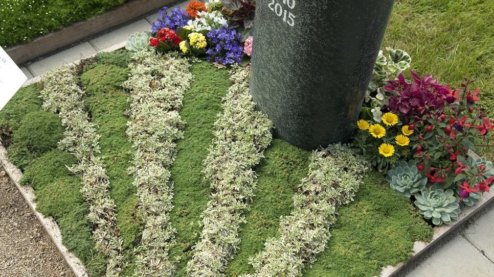 Bei der Grabpflege gibt es viele Möglichkeiten. Es gibt zwar Vorschriften, aber Gärtnereien und Friedhofsverwaltung helfen gern weiter und beraten über optimale Begrünung. Foto: AdobeStock/Ruckszio
