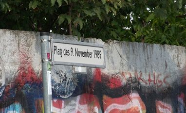 Die Stadtbibliothek Osterholz-Scharmbeck präsentiert ihren Leserinnen und Lesern ein besonderes Medienpaket zum Jubiläum des Mauerfalls am 9. November 1989. Foto: AdobeStock/S. Laude