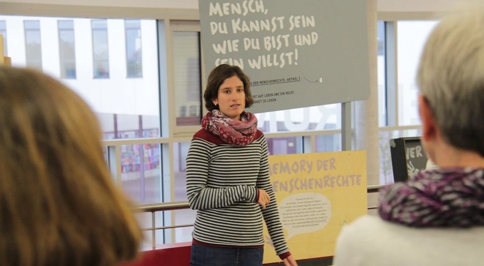 Die Bildungsreferentin Aylin Kortel stellte die Wanderausstellung im Medienhaus im Campus vor.  Foto: jm