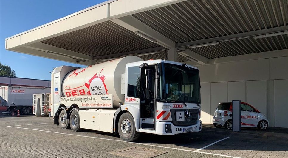 Dieser schwere LKW ist im Rahmen des Projektes „BEAR - Batterieelektrische Abfallentsorgung mit Roboterunterstützung“ entwickelt und durch FAUN gebaut worden.  Foto: eb