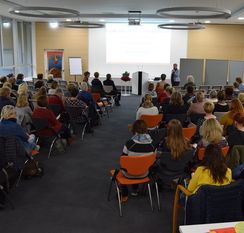 Großes Interesse am Thema: Rund 120 pädagogische Fachkräfte kamen zusammen, um sich über das Thema „Sprach-Kitas“ auszutauschen. Foto: eb