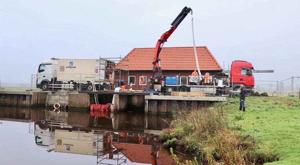 Die Vorbereitungen zum Einbau des „Inliners“ laufen auf Hochtouren. Vorteil ist, dass die vorhandene Druckrohrleitung im Boden bleiben kann. Foto: aklü