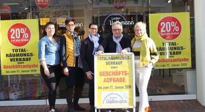 Das Team sagt Danke und präsentiert satte Rabatte (v.li.): Alina Breden, Sonja Breden, Traute Schulze, Karl-Bernhard Addicks und Renate Addicks. Bettina Böcker, Sophie Burghardt und Isabelle Heese fehlen hier auf dem Bild, gehören aber natürlich mit zum Team. Foto: Jennifer Fabienne Kramer
