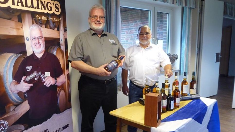 Manfred Hoff und Reinhard Müller (v.li.) organisieren das Whisky-Tasting zugunsten des Pennigbütteler Festplatzes.  Foto: hc