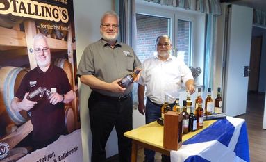 Manfred Hoff und Reinhard Müller (v.li.) organisieren das Whisky-Tasting zugunsten des Pennigbütteler Festplatzes.  Foto: hc