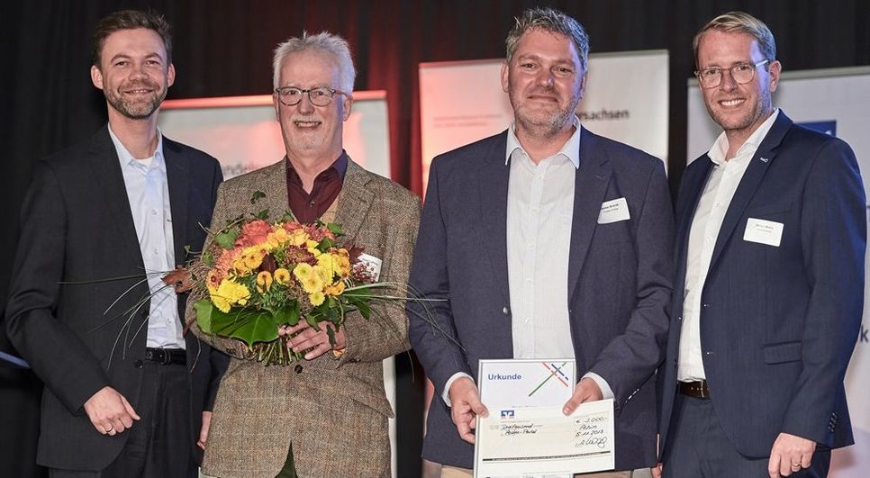 Freuten sich gemeinsam über den dritten Platz in der Kategorie „Einzelhandel“: Norman Ranke vom Wirtschaftsministerium mit dem Team von Posten-Portal aus Osterholz-Scharmbeck und Staatssekretär Stefan Muhle (v.li.).  Foto: IHK