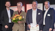 Freuten sich gemeinsam über den dritten Platz in der Kategorie „Einzelhandel“: Norman Ranke vom Wirtschaftsministerium mit dem Team von Posten-Portal aus Osterholz-Scharmbeck und Staatssekretär Stefan Muhle (v.li.).  Foto: IHK