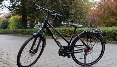 Diese Fahrräder warten auf ihre Besitzer und können jederzeit zu den Öffnungszeiten im Bürgerbüro im athaus abgeholt werden.  Fotos: eb