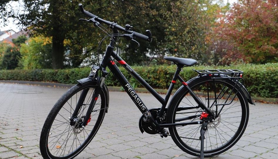 Diese Fahrräder warten auf ihre Besitzer und können jederzeit zu den Öffnungszeiten im Bürgerbüro im athaus abgeholt werden.  Fotos: eb