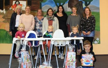 Mütter des Flohmarktteams übergaben Hochstühlen, Spielzeug und Kinderbücher an den Minitreff.  Foto: eb