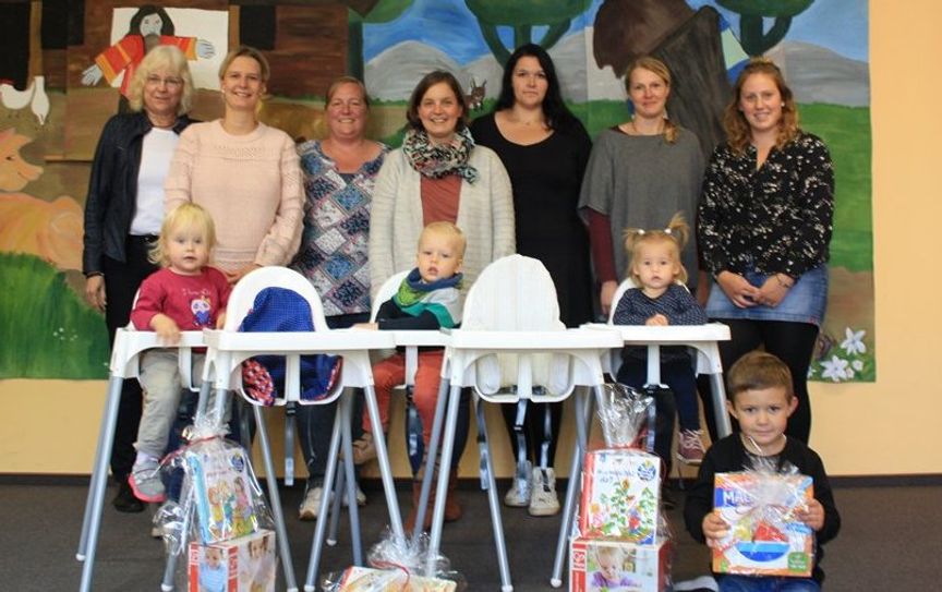 Mütter des Flohmarktteams übergaben Hochstühlen, Spielzeug und Kinderbücher an den Minitreff.  Foto: eb
