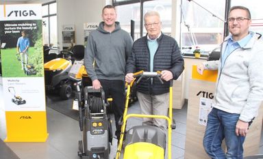 Zur Gewinnübergabe ließ es sich der Stiga Vertreter Thorsten Witt, Gebietsleiter im norddeutschen Raum, nicht nehmen, persönlich vorbeizukommen. Gemeinsam mit Juniorchef Mike Geffken erfolgte die Übergabe des Rasenmähers.  Foto: im