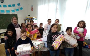 Christiane Friemann aus dem Stadtteilladenteam unterstützt die Kinder beim Packen. Foto: eb