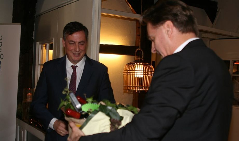 Der Vorsitzende der Bremervörder Wirtschaftsgilde, Boris Thomas (r.), bedankte sich bei David McAllister für einen informativen, kurzweiligen Vortrag.  Foto. sla