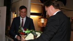 Der Vorsitzende der Bremervörder Wirtschaftsgilde, Boris Thomas (r.), bedankte sich bei David McAllister für einen informativen, kurzweiligen Vortrag.  Foto. sla