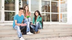 Es gibt ungefähr 350 Ausbildungsberufe und etwa 17.000 Studiengänge - junge Leute, die nach der Schule nicht gleich wissen, was sie machen möchten, können sich in einem Zeitarbeitsunternehmen orientieren.  Foto: Randstad/Trendsetter Images/123rf.com