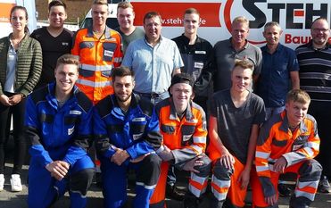 Diese Jugendlichen (mit Ausbildern) haben 2018 alles richtig gemacht und einen Ausbildungsvertrag bei der Stehnke Bauunternehmung in Osterholz-Scharmbeck erhalten. Foto: Stehnke