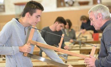 Die richtigen Versicherungen sind für den Berufsstart wichtig. Aufgrund des jungen Eintrittsalters gibt es für Auszubildende gute Möglichkeiten, alle möglichen Eventualitäten zu günstigen Beiträgen abzudecken.  Foto: auremar/Fotolia/Barmenia