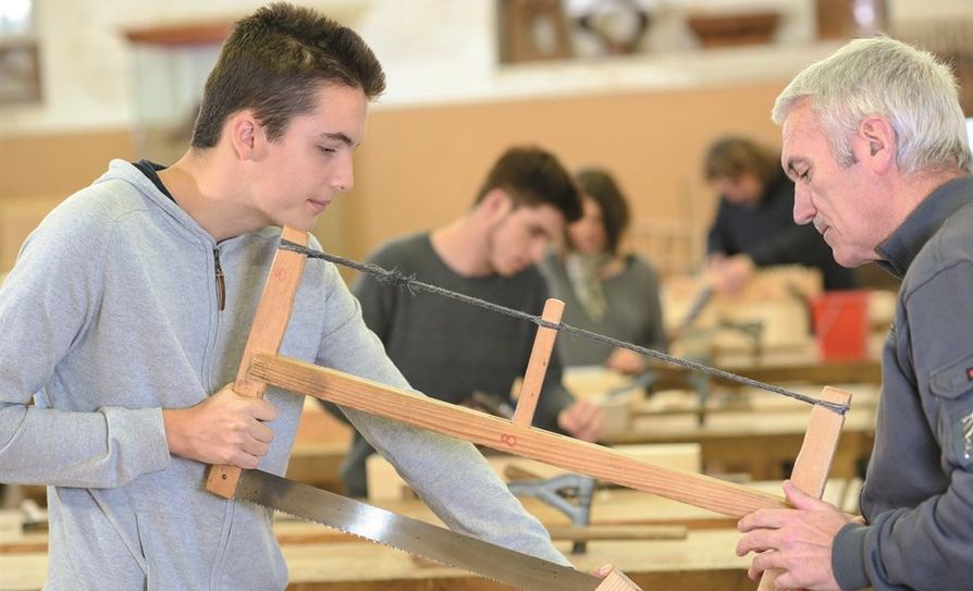 Die richtigen Versicherungen sind für den Berufsstart wichtig. Aufgrund des jungen Eintrittsalters gibt es für Auszubildende gute Möglichkeiten, alle möglichen Eventualitäten zu günstigen Beiträgen abzudecken. Foto: auremar/Fotolia/Barmenia