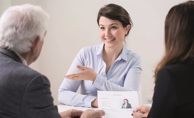 txn. Beim Vorstellungsgespräch beeindruckt, wer souverän ins Gespräch einsteigt, bestens informiert ist und stets freundlich ist. Foto: Katarzyna Bia³asiewicz/123rf.com/randstad