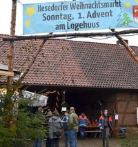 Der Posaunenchor und der Weihnachtsmann sind gern gesehene Gäste auf dem Weihnachtsmarkt in Hesedorf. Fotos: eb