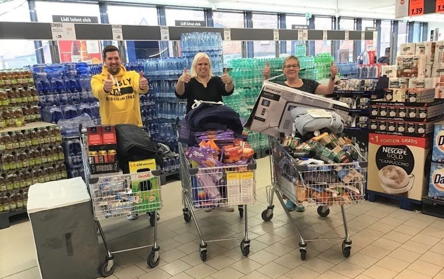 In drei minuten packten die Gewinner ihre Einkaufswagen randvoll und freuten sich über ihren gratis Einkauf. Foto: eb