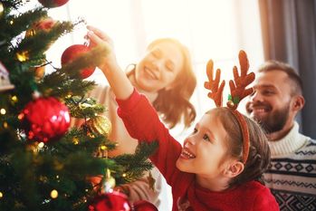 Es gibt so viele Möglichkeiten, weihnachtlich zu dekorieren. Egal aber, für welche Dekoration man sich entscheidet, Hauptsache man dekoriert mit den Liebsten zusammen.  Foto: adobestock/ JenkoAtaman