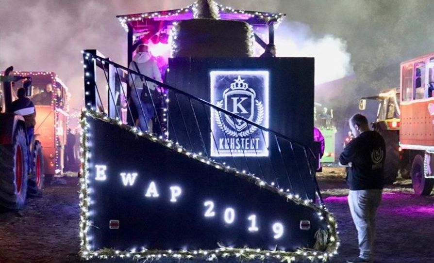 Auch in diesem Jahr haben sich die bunten, blinkenden Wagen wieder selbst und gegenseitig übertroffen. Ein Lichtermeer aus Musik und Party wälzte sich beim EWAP durch Hüttenbusch.  Foto: aklü