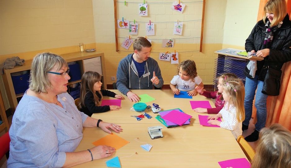Die Kinderaktivitäten orientierten sich an den Spielen, wie sie vor 70 Jahren üblich waren.  Foto: lse