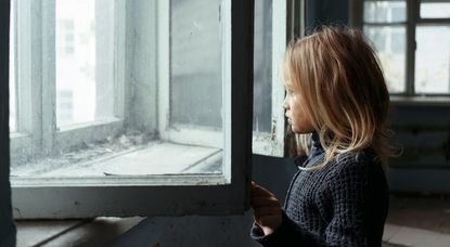 Ein Verlust stellt Kinder vor enorme Hürden. Wichtig für die Kleinsten ist dabei eine stabile Umgebung und die tröstende Fürsorge der Erwachsenen. Foto: AdobeStock/Viacheslav Iakobchuk