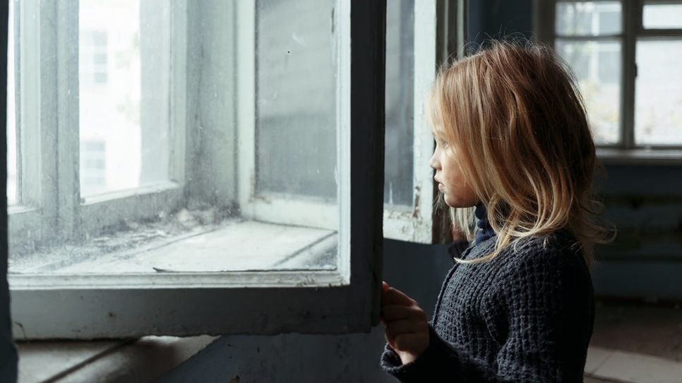 Ein Verlust stellt Kinder vor enorme Hürden. Wichtig für die Kleinsten ist dabei eine stabile Umgebung und die tröstende Fürsorge der Erwachsenen.  Foto: AdobeStock/Viacheslav Iakobchuk