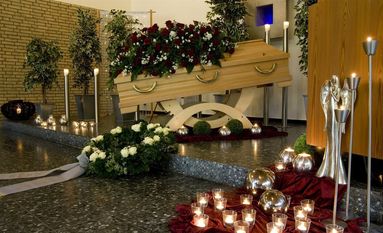 In der Leichen- und Trauerhalle ist in der Regel eine Grunddekoration aus Kerzen und Grünpflanzen vorhanden. Der Bestatter oder man selbst organisiert weitere Blumendekoration.
Foto: AdobeStock/haitaucher39