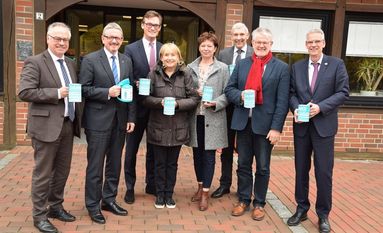 Landrat Bernd Lütjen und die sieben Bürgermeister/innen der Gemeinden und der Stadt rufen vor dem Volkstrauertag für Spenden für den Volksbund Deutsche Kriegsgräberfürsorge e.V. auf. Foto: eb