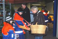 Auch in diesem Jahr wird der Hamberger Weihnachtsmarkt sicherlich wieder ein Besuchermagnet sein (oben). Mit einem abwechslungsreichen Programm, gemütlichen Büdchen und natürlich auch mit der beliebten Verlosung (re.) dürfen sich die Gäste auf besinnliche und schöne Stunden in Hambergen freuen. Fotos: Archiv