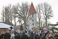 Auch in diesem Jahr wird der Hamberger Weihnachtsmarkt sicherlich wieder ein Besuchermagnet sein (oben). Mit einem abwechslungsreichen Programm, gemütlichen Büdchen und natürlich auch mit der beliebten Verlosung (re.) dürfen sich die Gäste auf besinnliche und schöne Stunden in Hambergen freuen. Fotos: Archiv