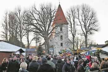 Auch in diesem Jahr wird der Hamberger Weihnachtsmarkt sicherlich wieder ein Besuchermagnet sein (oben). Mit einem abwechslungsreichen Programm, gemütlichen Büdchen und natürlich auch mit der beliebten Verlosung (re.) dürfen sich die Gäste auf besinnliche und schöne Stunden in Hambergen freuen. Fotos: Archiv