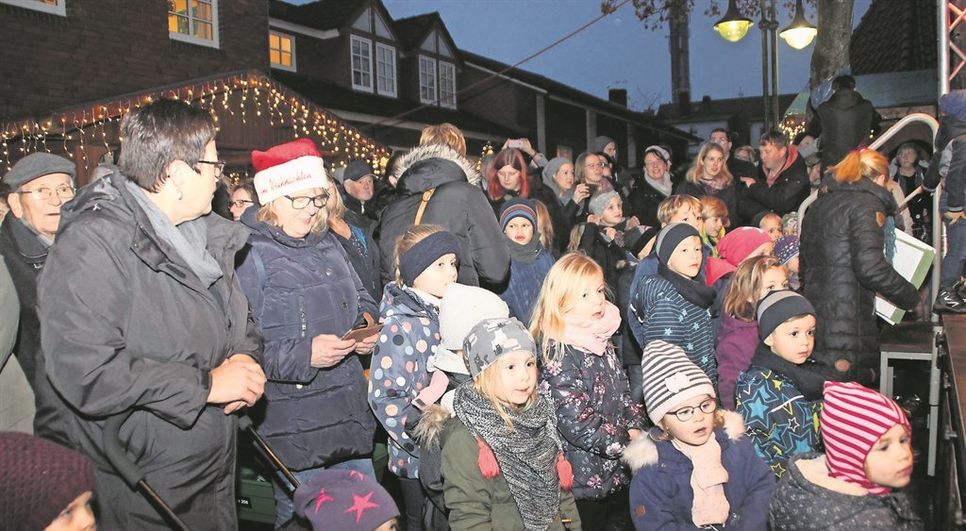 Zum ersten Mal nach vielen Jahren fand im vergangenen Jahr de ole Wiehnachtsmaakt rund um die Kirche statt, aufgrund der positiven Resonanz kehrt der Weihnachtsmarkt auch in diesem Jahr an seinen Ursprungsort zurück. Foto: Archiv/im