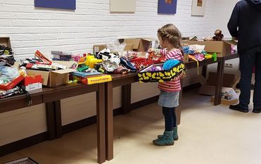 Groß und Klein halfen mit beim Packen der Weihnachtspakete. Foto: eb