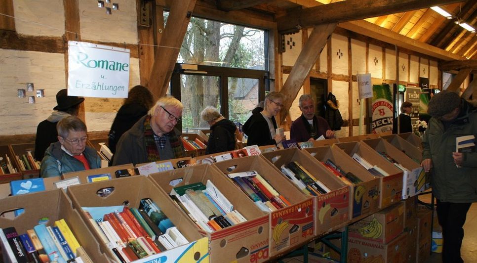 Besonders attraktiv wird das Stöbern in den Bücherkisten durch die günstigen Preise, die zum Teil auch nach Breite der Buchrücken ermittelt werden.  Foto: Eckhard Hagge