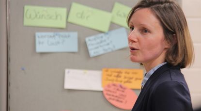 Stefanie Bourai-Touré stellt den Ausschussmitgliedern ihr neues Team und das Jugendhaus am Pumpelberg vor.  Foto: jm