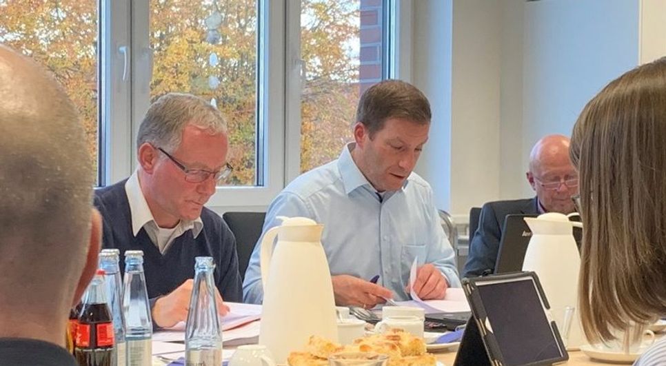 Gemeindekämmerer Patrick Schlesselmann (Mitte), hier mit Gemeindedirektor Gerhard Kahrs (l.), präsentierte während der jüngsten Finanzausschusssitzung den Haushaltsplanentwurf für das Jahr 2020.  Foto: ue