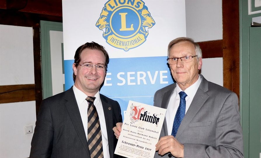 Prof. Dr.-Ing. Marcus Seifert vom Lions Club Lilienthal und Hans-Herrmann Hubert (Heimatverein Worpswede).  Foto: akl