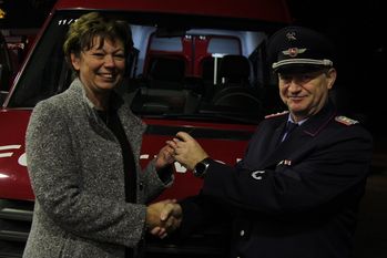 Grasbergs Bürgermeisterin Marion Schorfmann überreichte den Schlüssel für das neue Fahrzeug am Feuerwehrhaus vor vielen Gästen.  Foto: jm