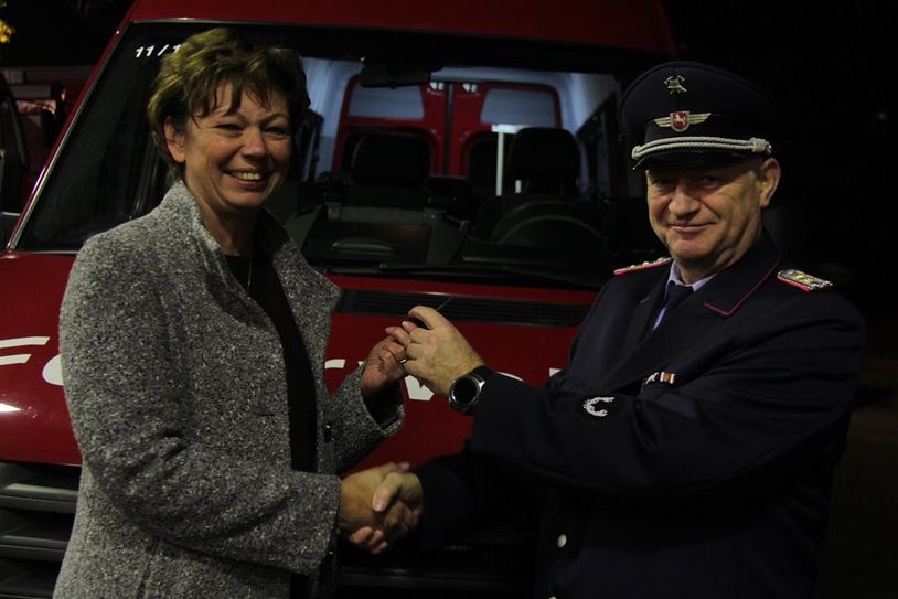 Grasbergs Bürgermeisterin Marion Schorfmann überreichte den Schlüssel für das neue Fahrzeug am Feuerwehrhaus vor vielen Gästen.  Foto: jm